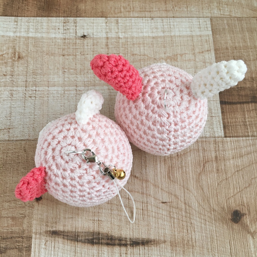 大きなお顔が持ち物の目印に最適♪淡ピンク×コーラル色うさぎクマ顔【大】鈴付イヤホンジャック|ストラップ|ボールチェーン