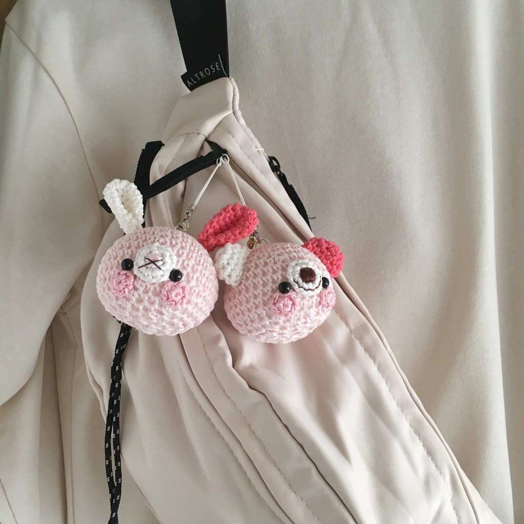 大きなお顔が持ち物の目印に最適♪淡ピンク×コーラル色うさぎクマ顔【大】鈴付イヤホンジャック|ストラップ|ボールチェーン