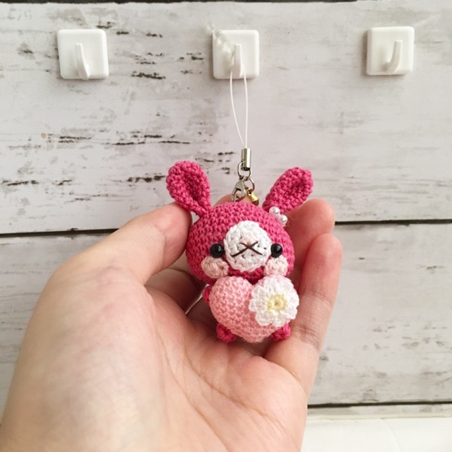 受注生産 ピンクハート パッションピンク色うさぎさん 鈴付きイヤホンジャックストラップ Kaki Amigurumi Booth