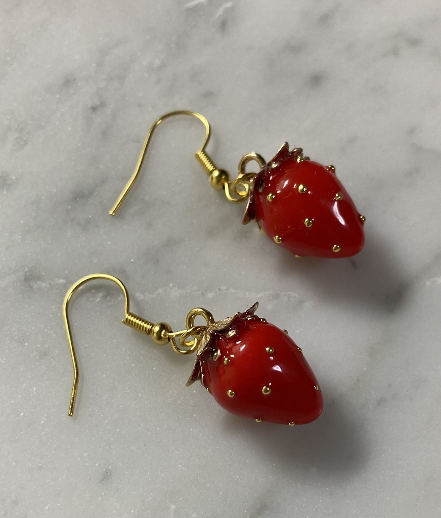 レジンのいちごピアス