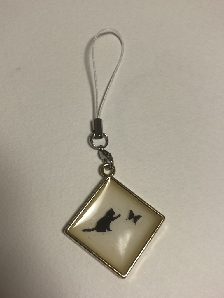 レジンキーホルダー 猫と蝶