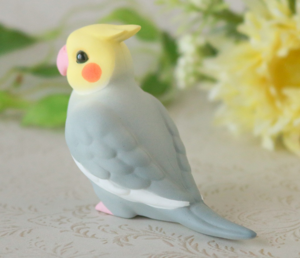 ドールの肩や頭にとまる小鳥フィギュア