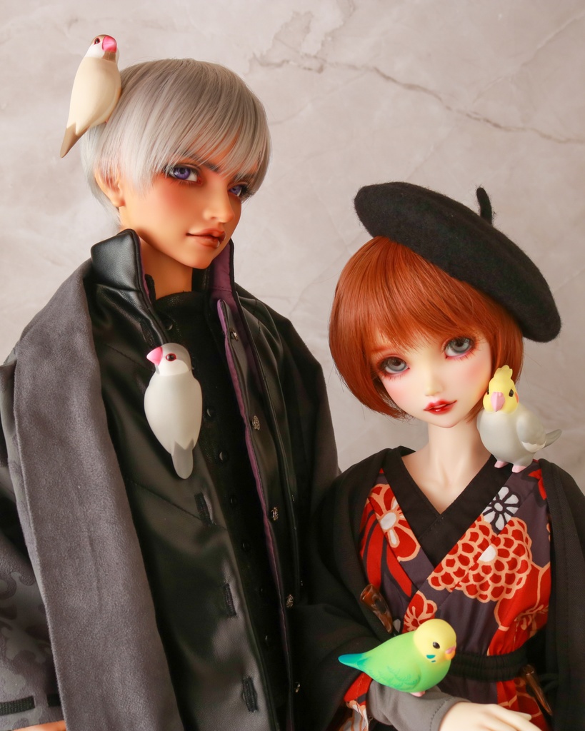 ドールの肩や頭にとまる小鳥フィギュア