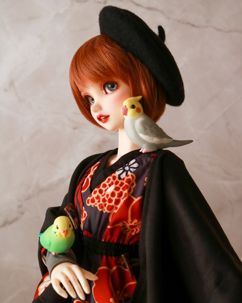 ドールの肩や頭にとまる小鳥フィギュア