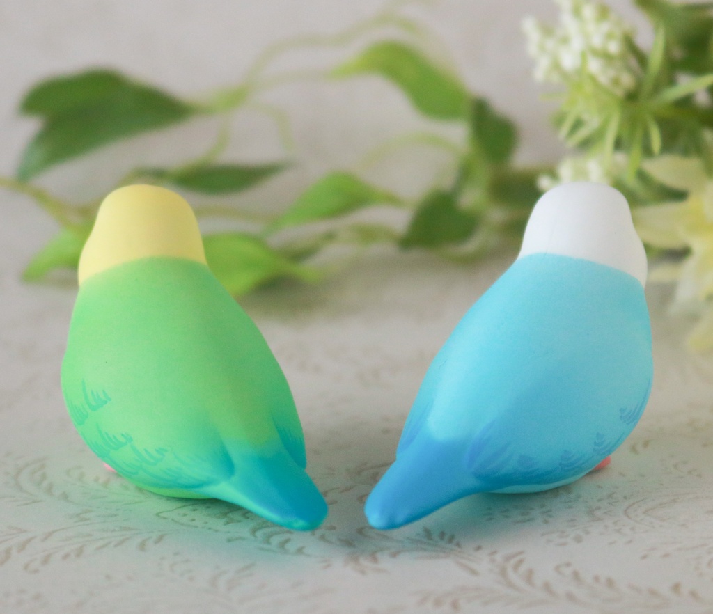 ドールの肩や頭にとまる小鳥フィギュア