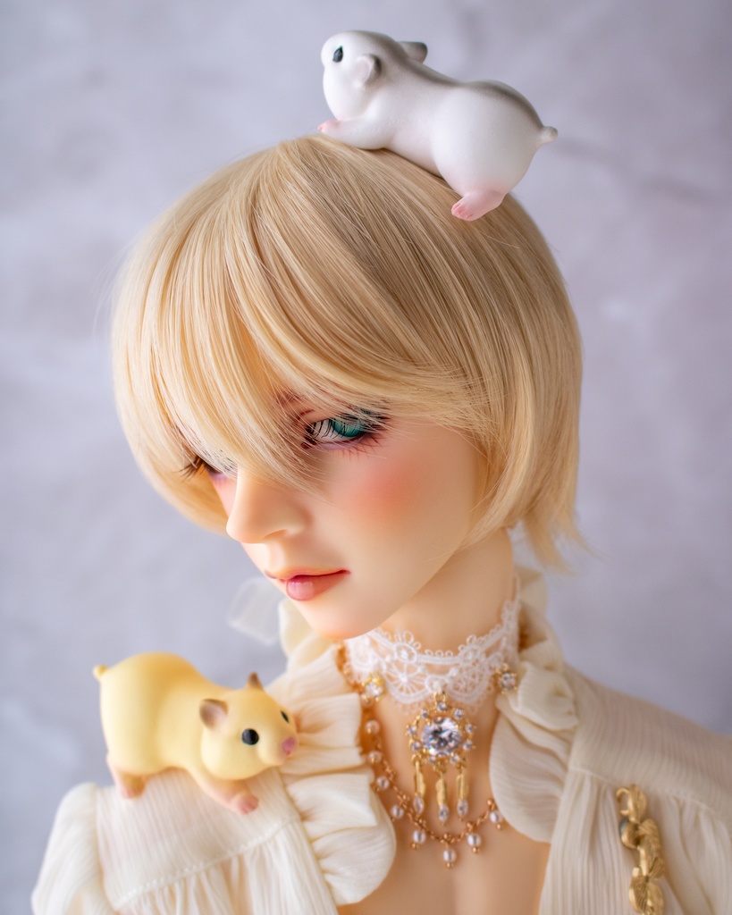 ドールの肩や頭にとまる小鳥フィギュア