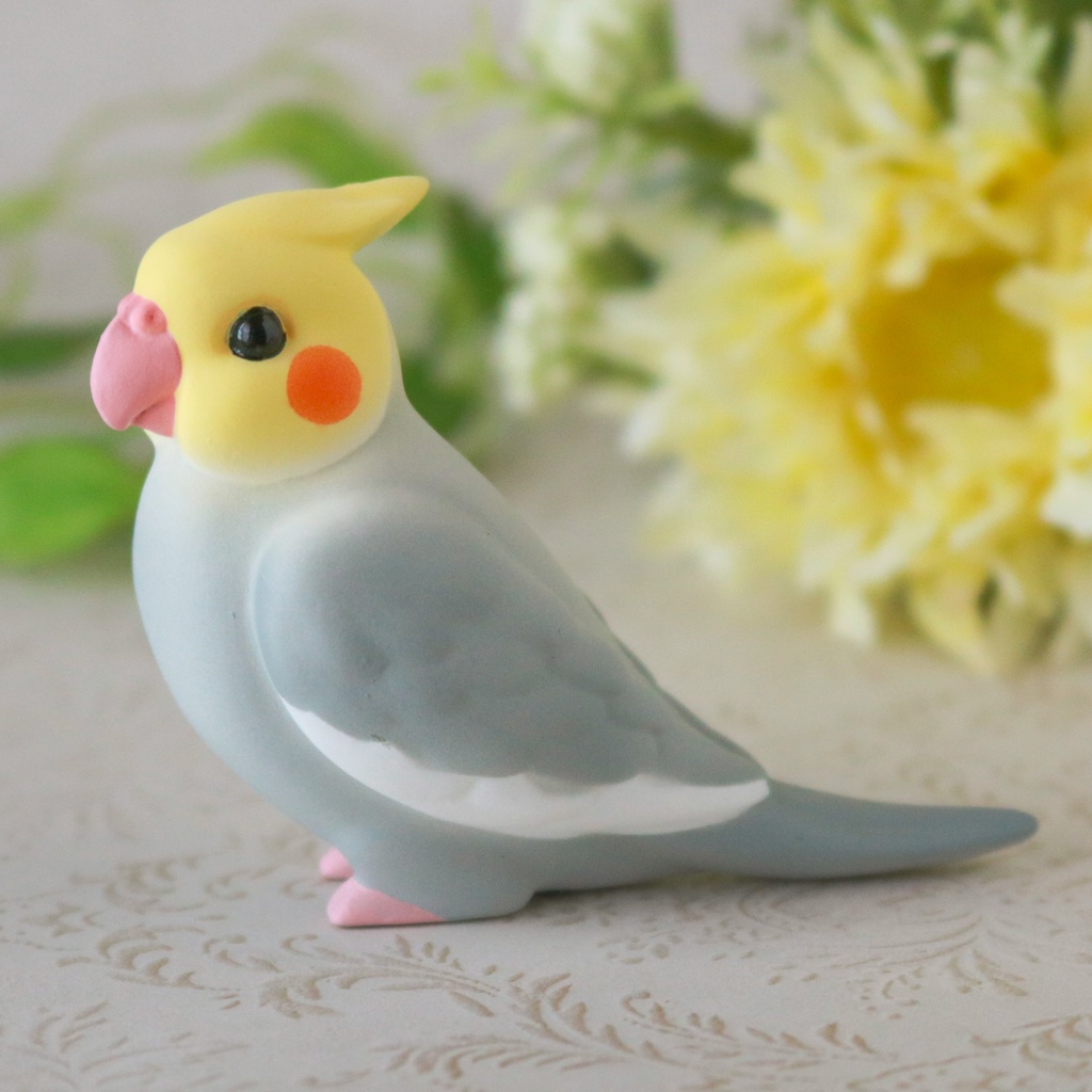 ドールの肩や頭にとまる小鳥フィギュア