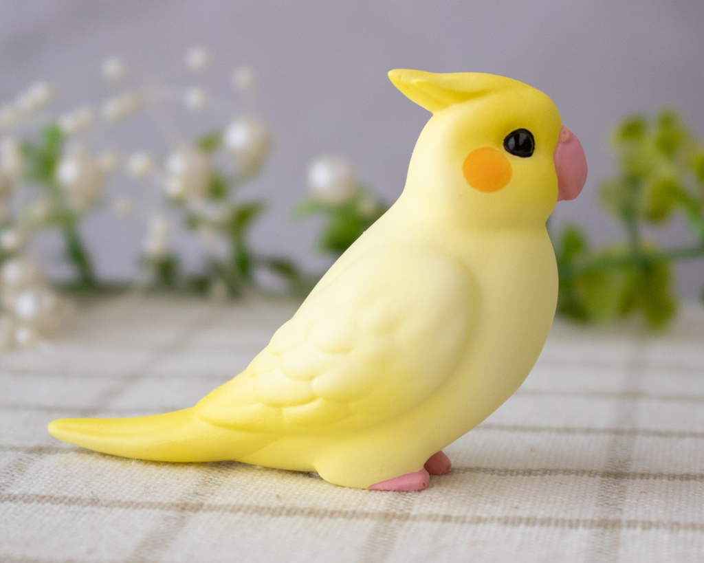 ドールの肩や頭にとまる小鳥フィギュア