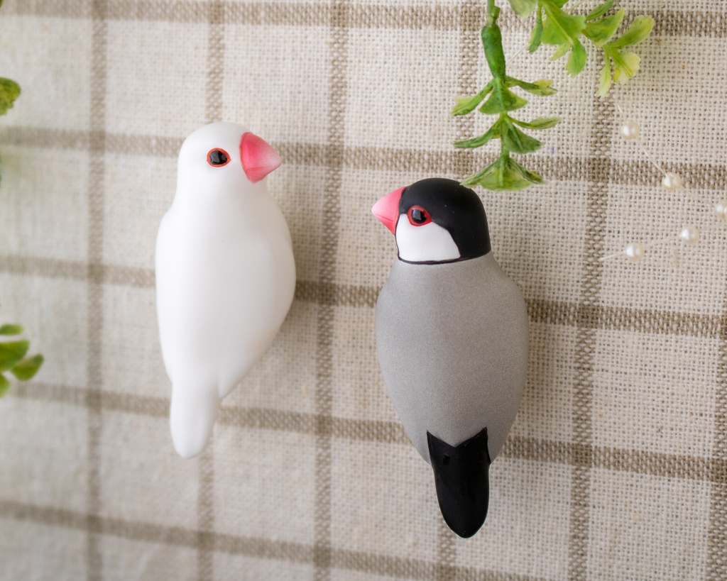 ドールの肩や頭にとまる小鳥フィギュア