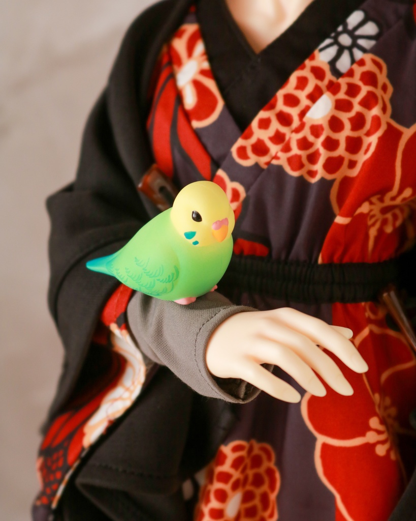 ドールの肩や頭にとまる小鳥フィギュア