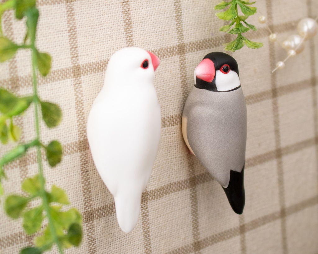 ドールの肩や頭にとまる小鳥フィギュア