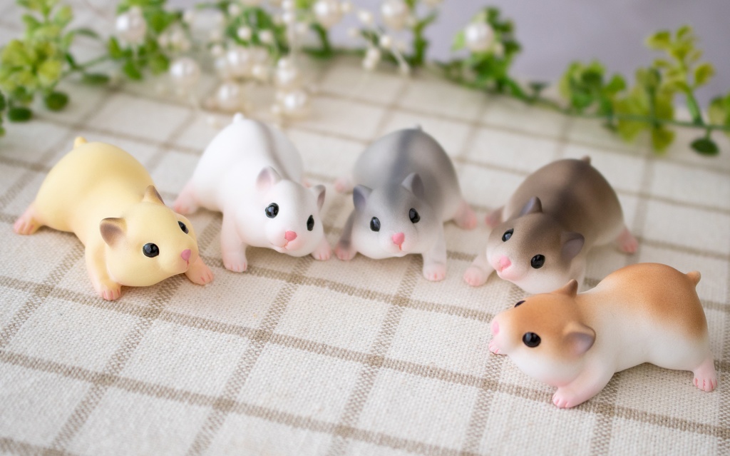 ドールの肩や頭にとまる小鳥フィギュア