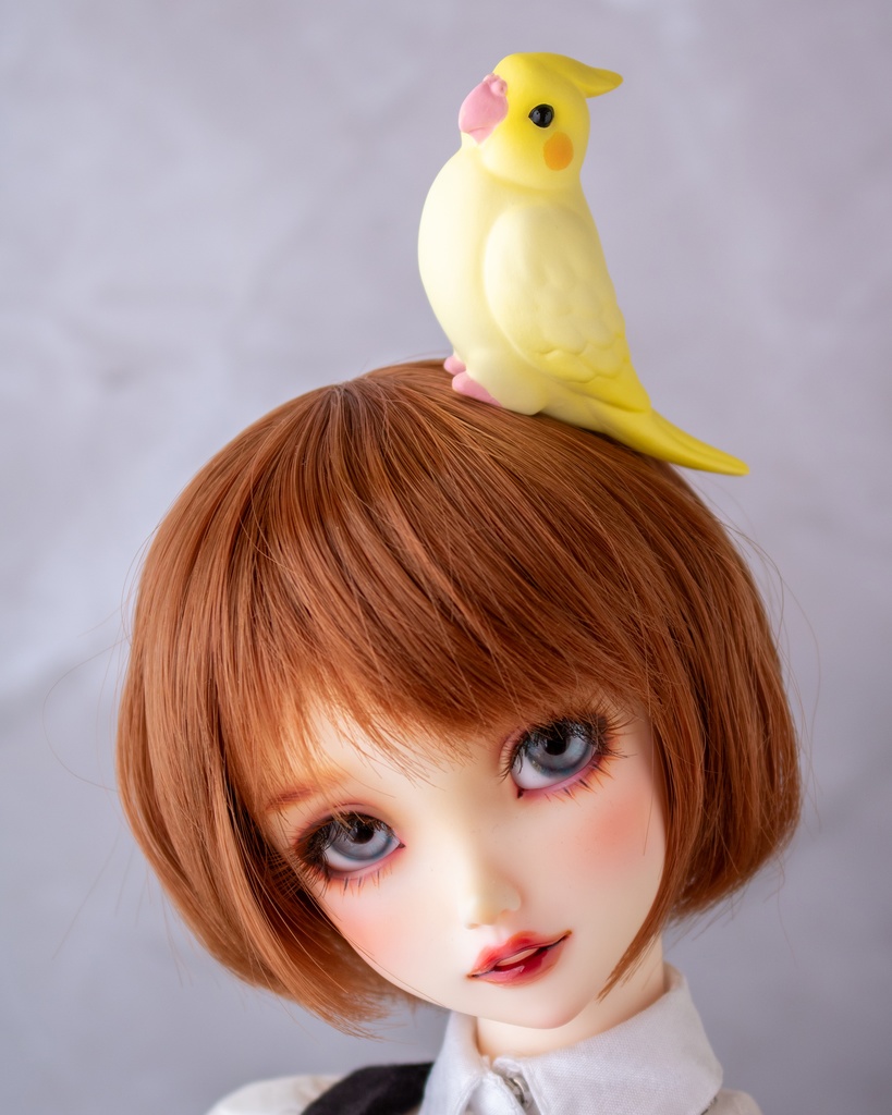 ドールの肩や頭にとまる小鳥フィギュア