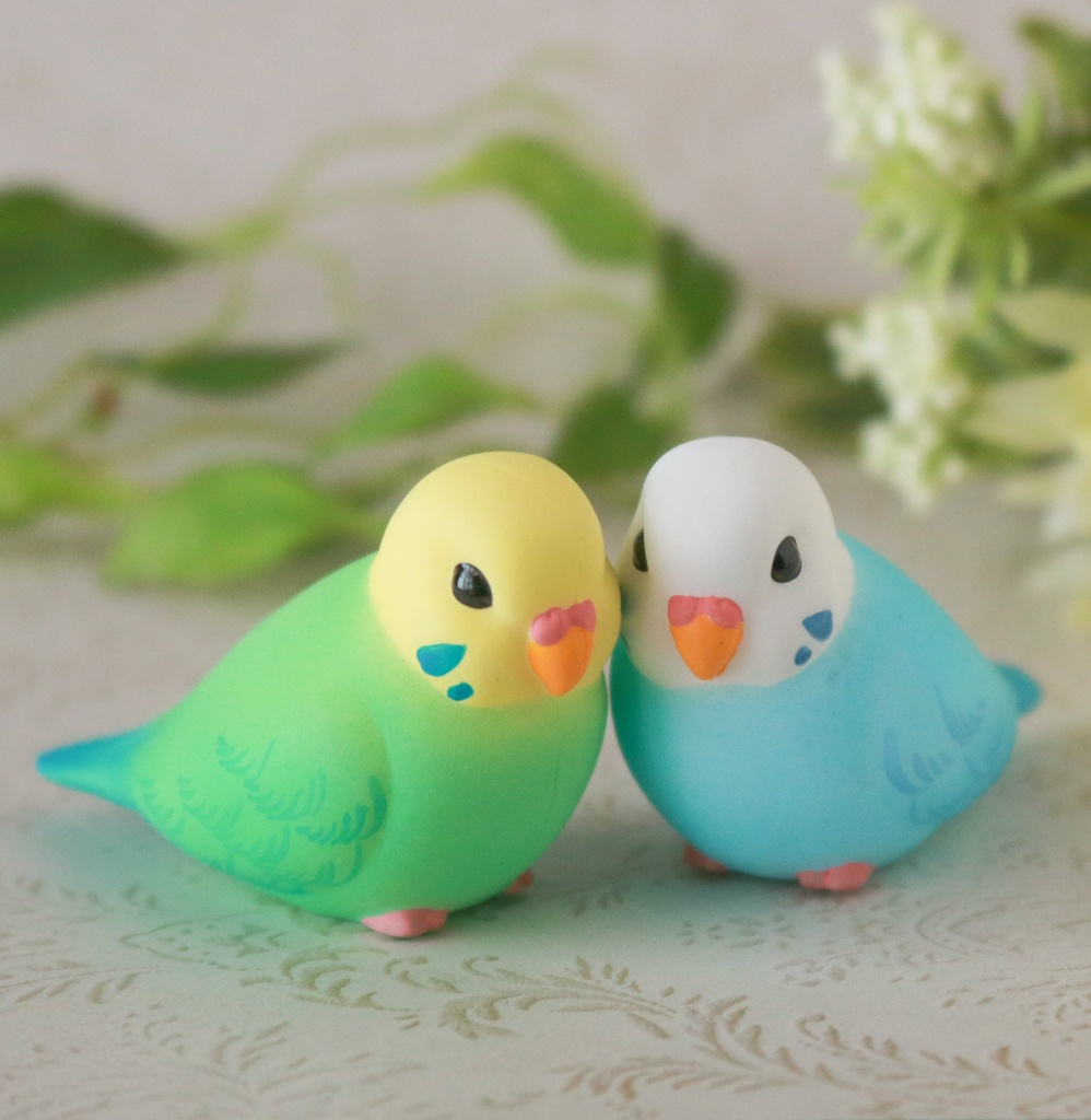 ドールの肩や頭にとまる小鳥フィギュア