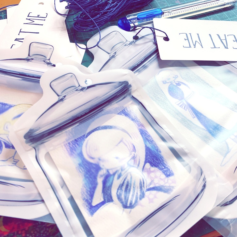 あをいろアリス瓶詰め仕立ての色鉛筆画