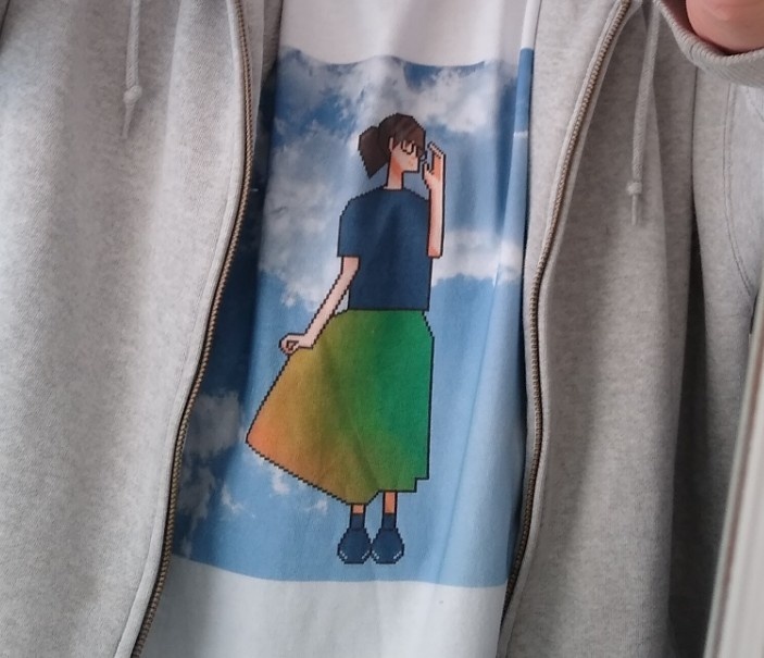透明なスカートの女の子 T-shirts