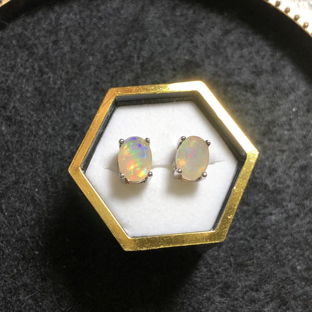 オパールを使ったピアス