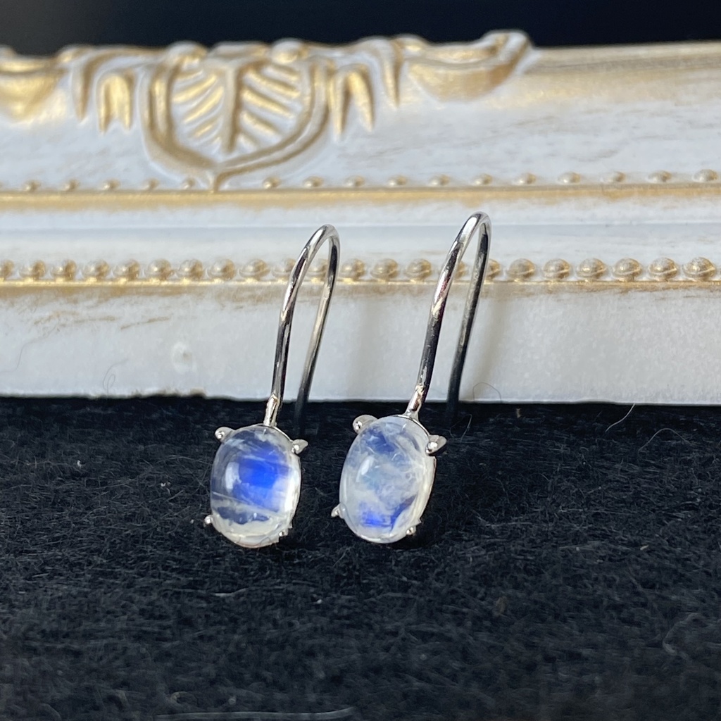 ロイヤルブルームーンストーンを使ったピアス