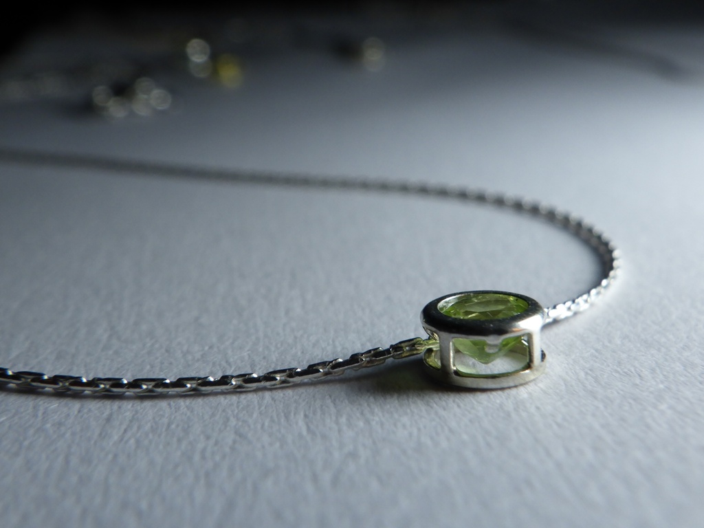ペリドットの銀のネックレス