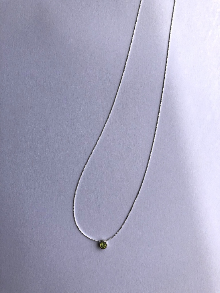 ペリドットの銀のネックレス