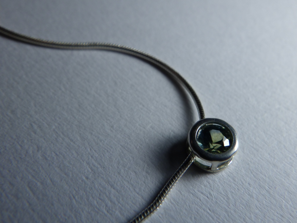 サファイアの銀のネックレス