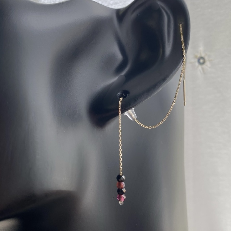 ガーネットとブラックスピネルのロングアメリカンピアス