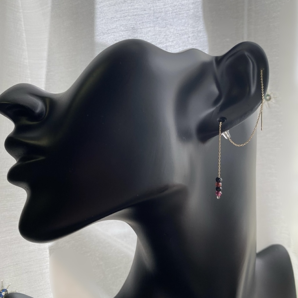 ガーネットとブラックスピネルのロングアメリカンピアス