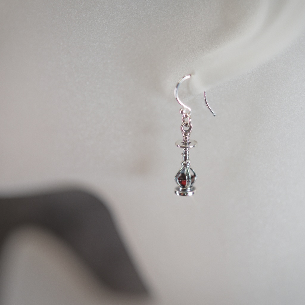 アルマンディンシーシャピアス