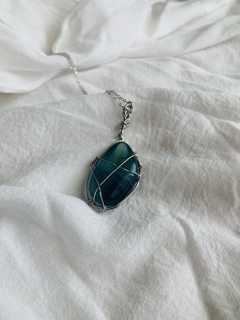 ✨大粒天然石フローライト(ブルー)✨ステンレスワイヤー✨ワイヤークラフト✨ネックレス✨ペンダントトップ