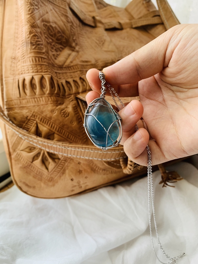 ✨大粒天然石フローライト（ブルー）✨ステンレスワイヤー✨ワイヤークラフト✨ネックレス✨ペンダントトップ