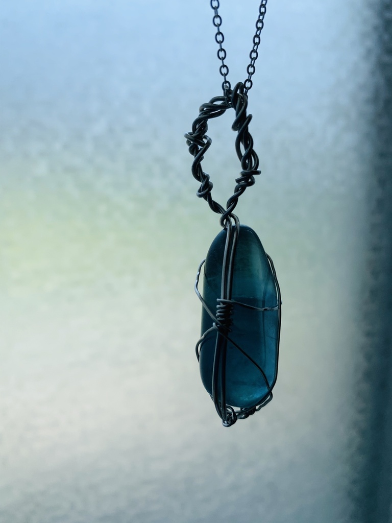 ✨大粒天然石フローライト(ブルー)✨ステンレスワイヤー✨ワイヤークラフト✨ネックレス✨ペンダントトップ