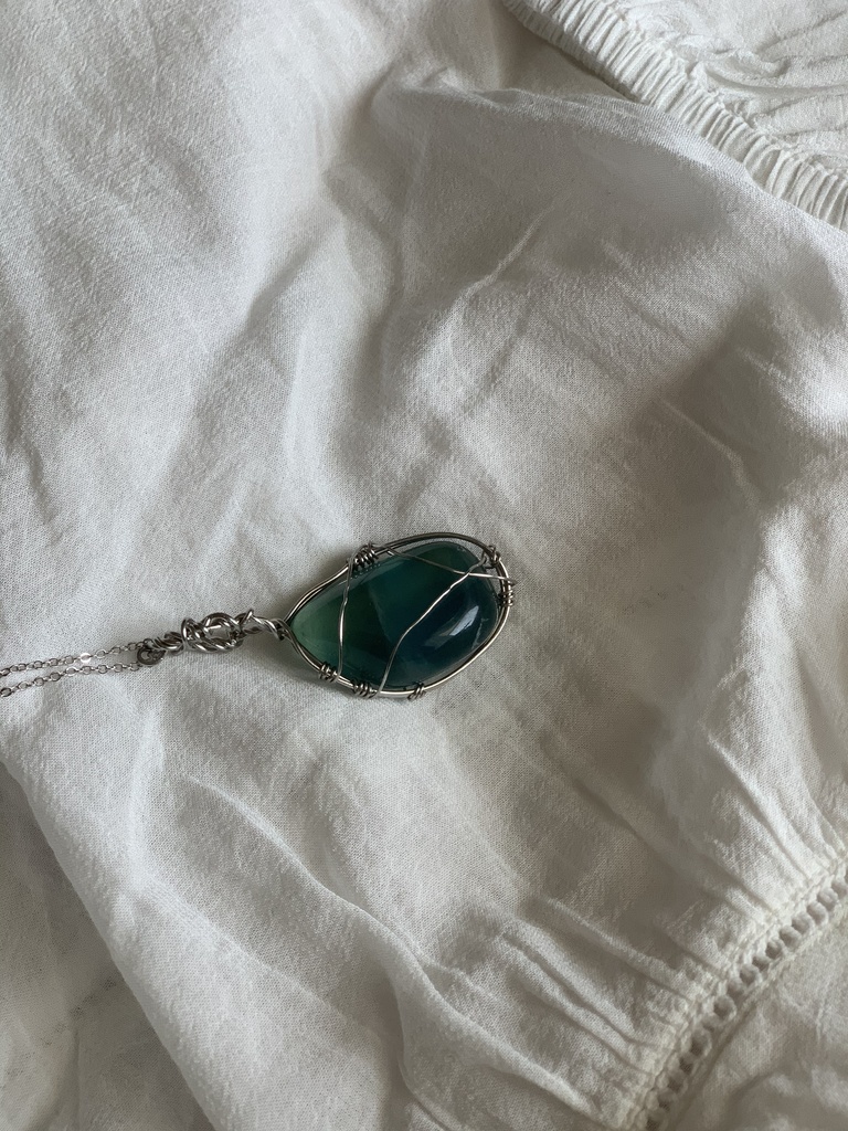 ✨大粒天然石フローライト(ブルー)✨ステンレスワイヤー✨ワイヤークラフト✨ネックレス✨ペンダントトップ