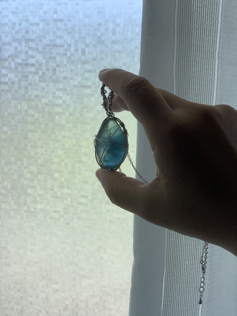 ✨大粒天然石フローライト(ブルー)✨ステンレスワイヤー✨ワイヤークラフト✨ネックレス✨ペンダントトップ