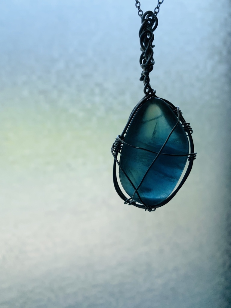 ✨大粒天然石フローライト(ブルー)✨ステンレスワイヤー✨ワイヤークラフト✨ネックレス✨ペンダントトップ