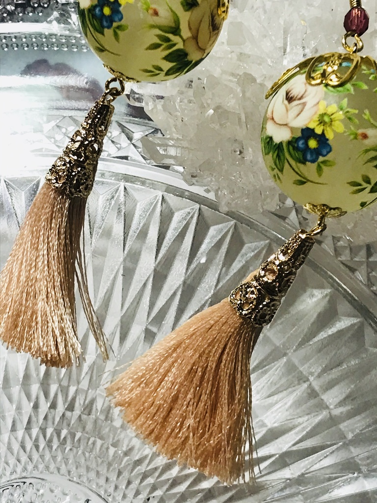 お花のビッグビーズとタッセルピアス