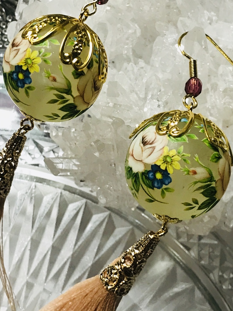 お花のビッグビーズとタッセルピアス