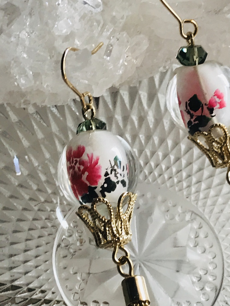 牡丹模様のガラス玉ピアス