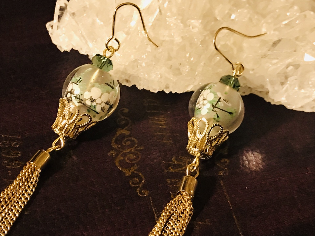 白梅模様のガラス玉ピアス