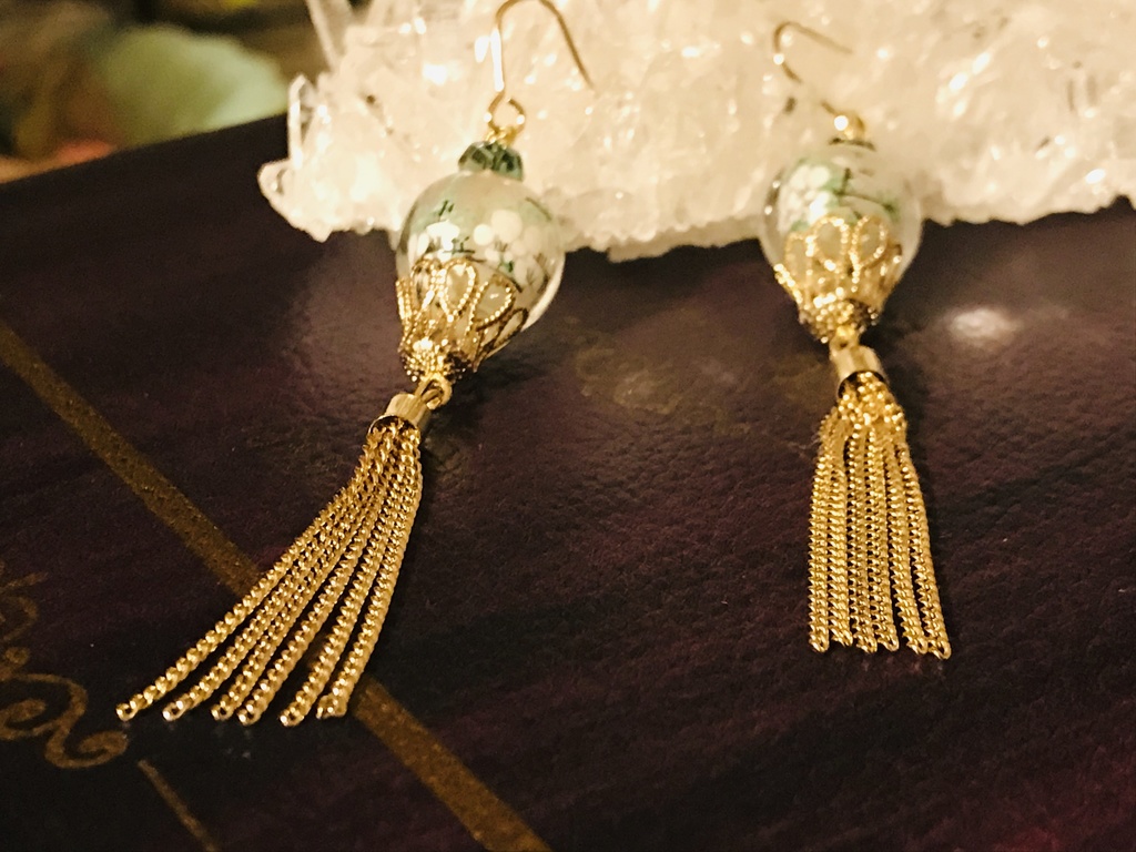 白梅模様のガラス玉ピアス