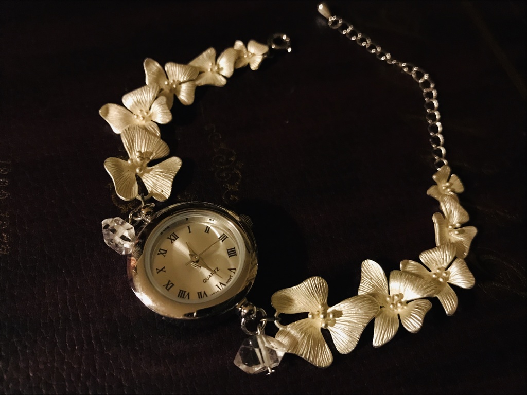 お花とクリスタルの腕時計