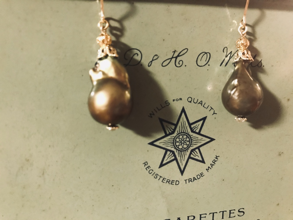 グリーン淡水パールの耳飾り