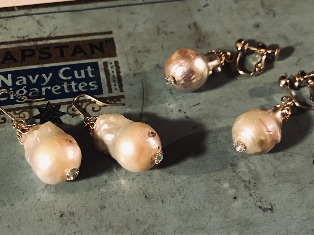 ホワイトバロックパールの耳飾り(傷物)