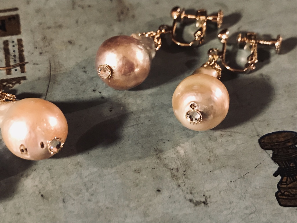 ホワイトバロックパールの耳飾り(傷物)