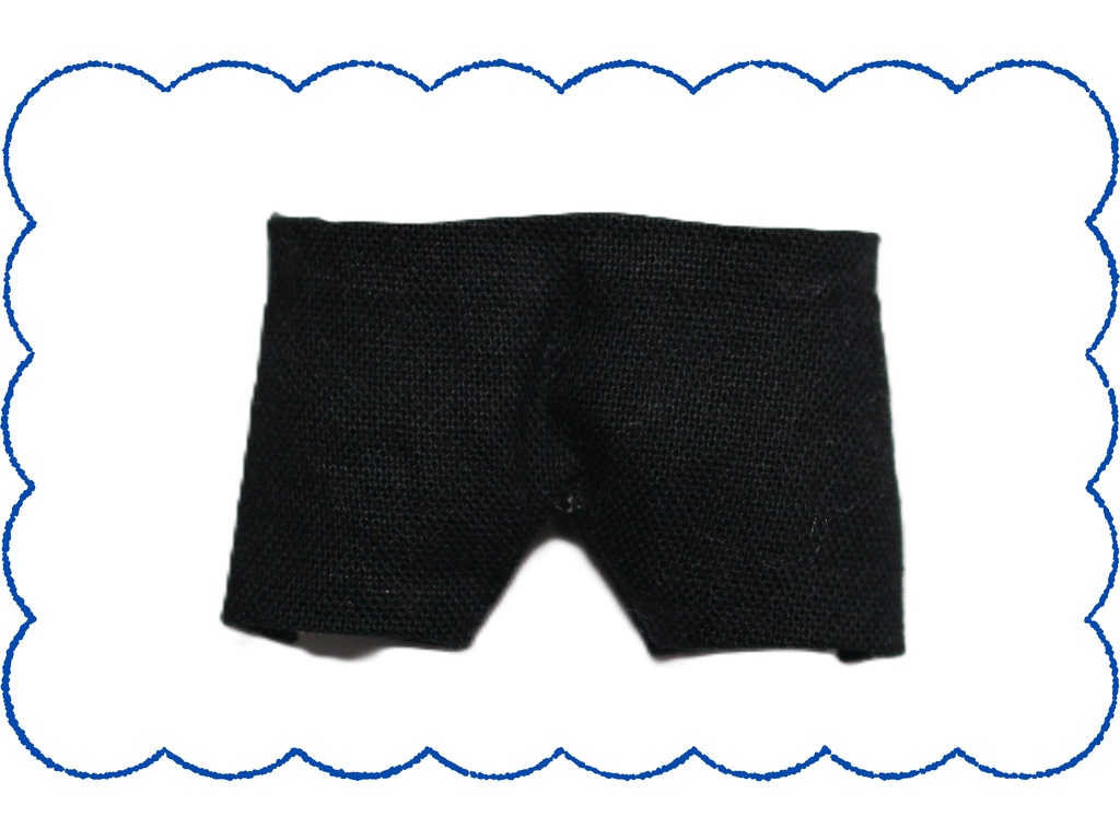 シンプル黒パンツ