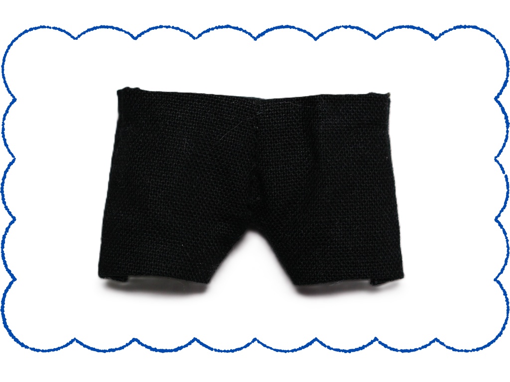 シンプル黒パンツ