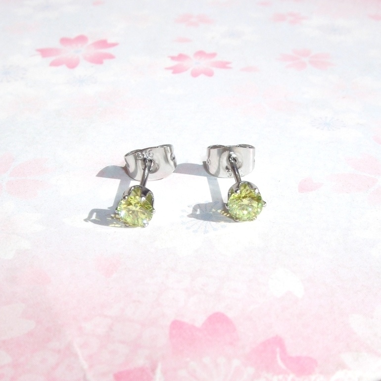 H&C 輝き抜群 対アレルギーサージカルステンレス ライム CZピアス(4mm