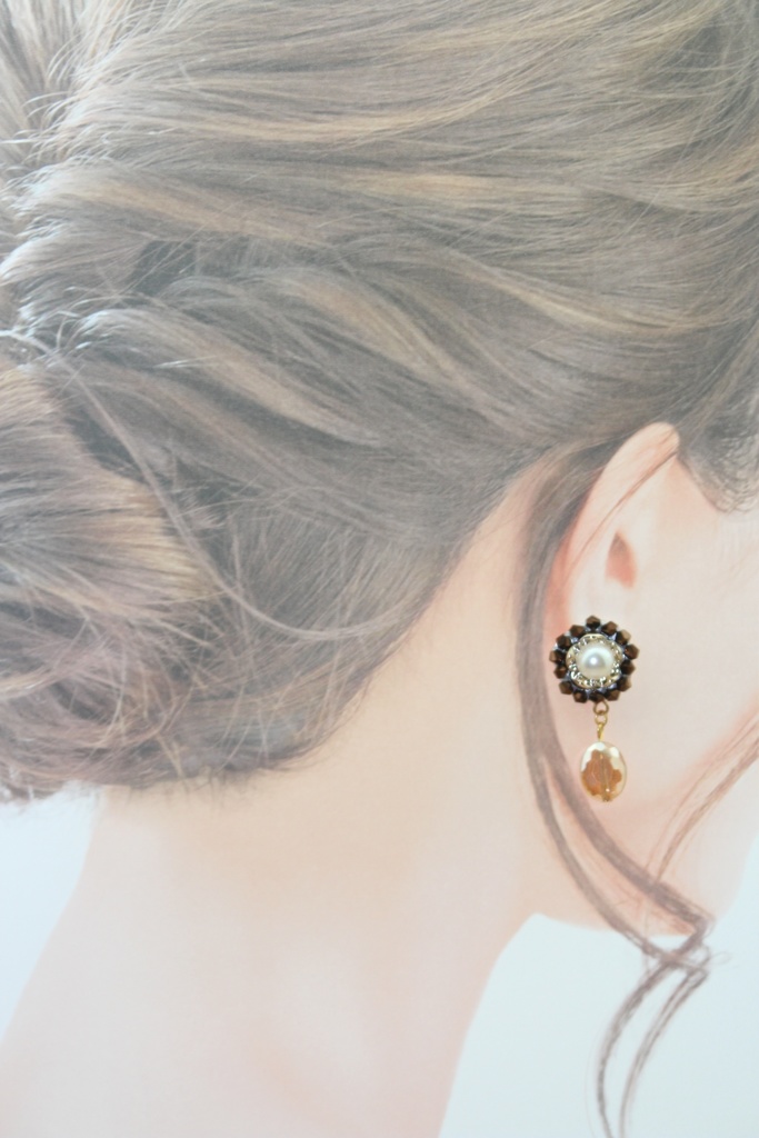 チョコレート色のガラスビーズを刺繍したシックなピアス