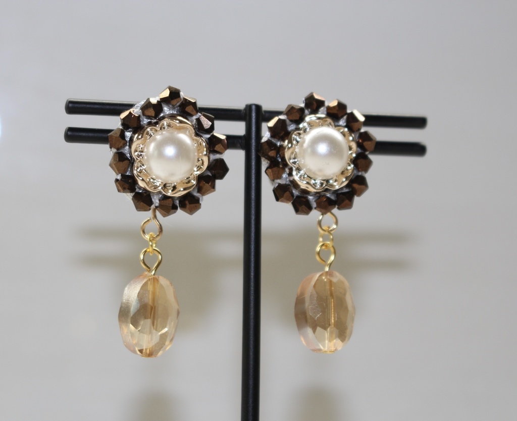 チョコレート色のガラスビーズを刺繍したシックなピアス