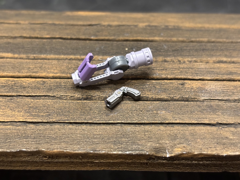 1/12フィギュア用義肢　小暮式小型拳銃収納型義手