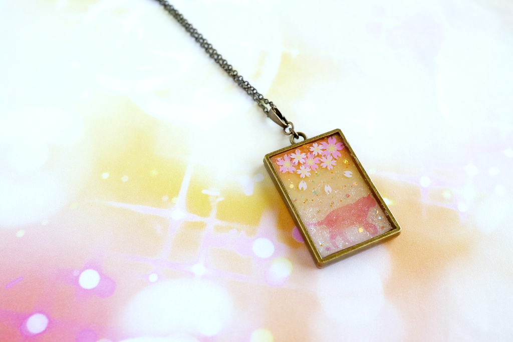 【オープン記念・送料無料】桜と猫のキラキラレジンネックレス「桜猫と夕焼け」